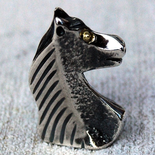 06-05 : Schaak ! ‘het paard’ - object / hanger 
zilver met gouden oogje - 21.5 gr.